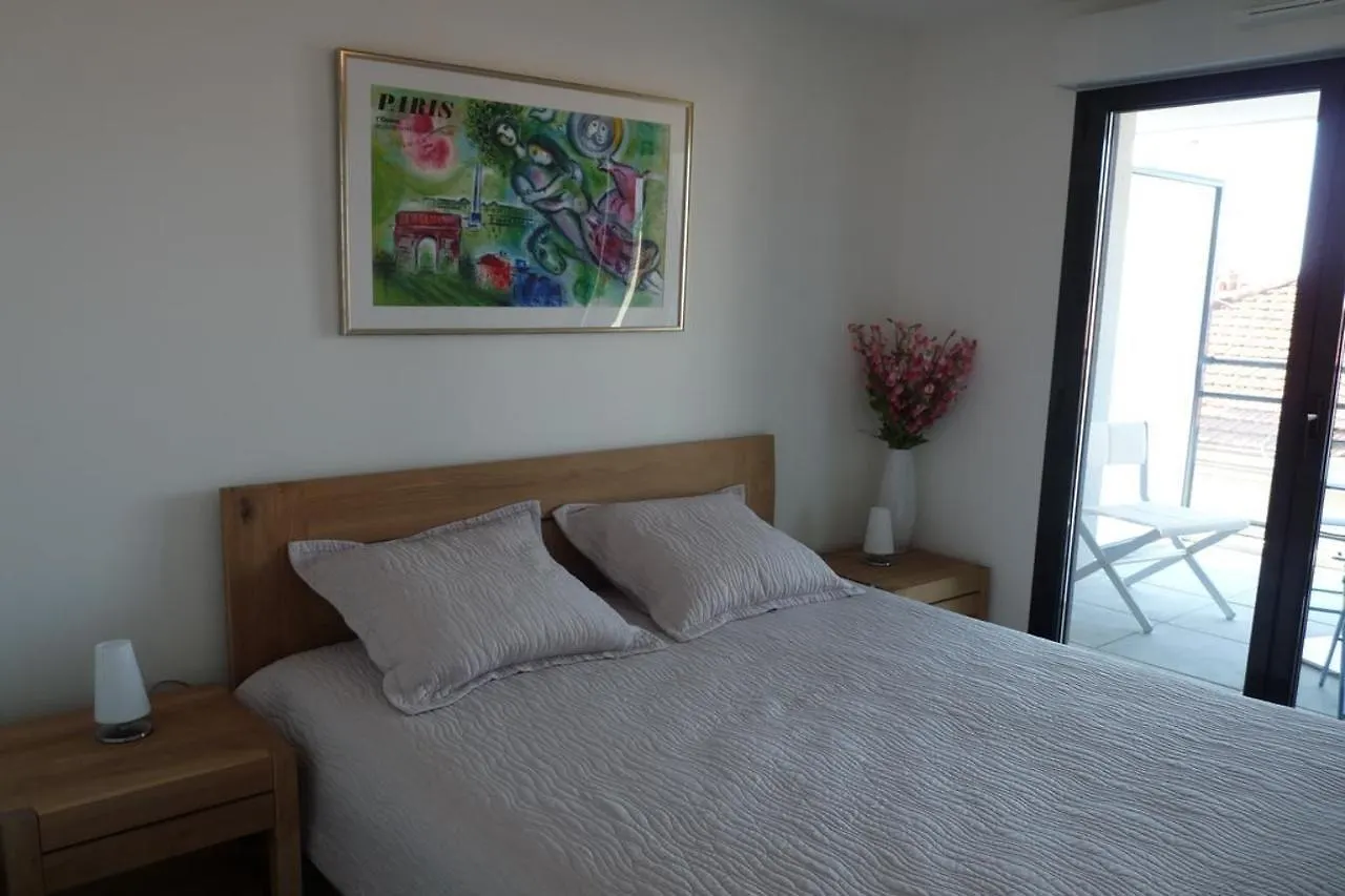 One Bedroom Apartment In Cannes Very Close To The Palais With A Private Balcony And Aircon 961