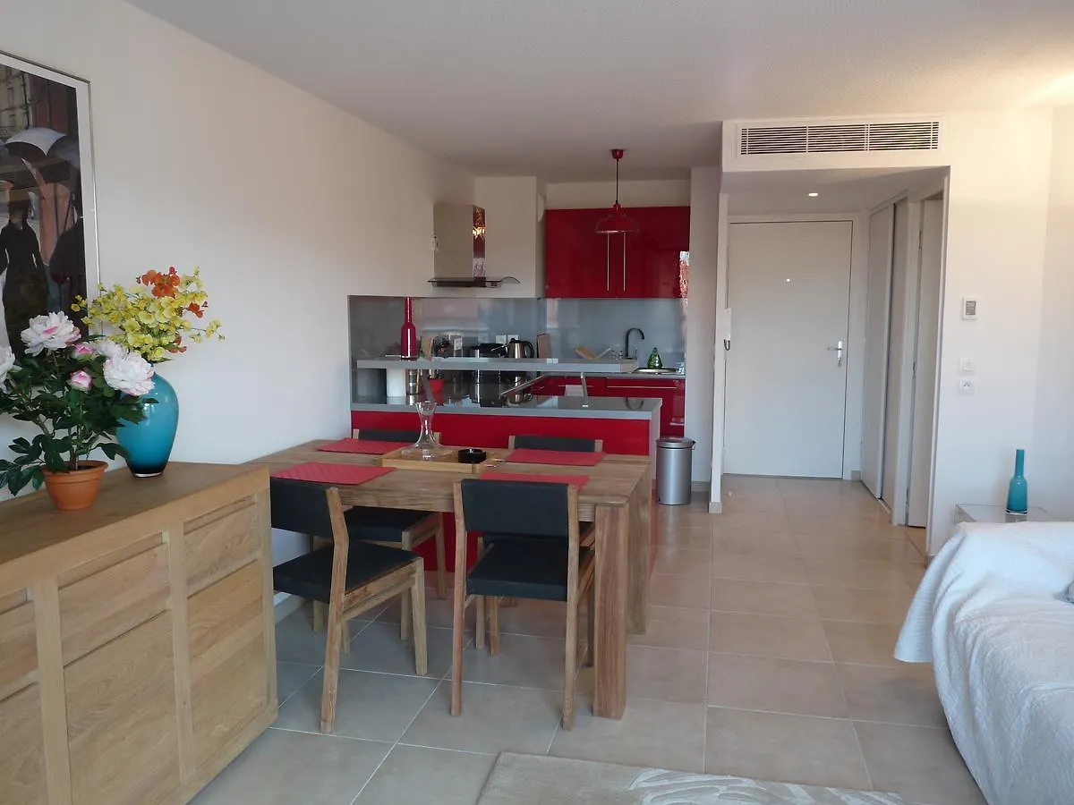 One Bedroom Apartment In Cannes Very Close To The Palais With A Private Balcony And Aircon 961