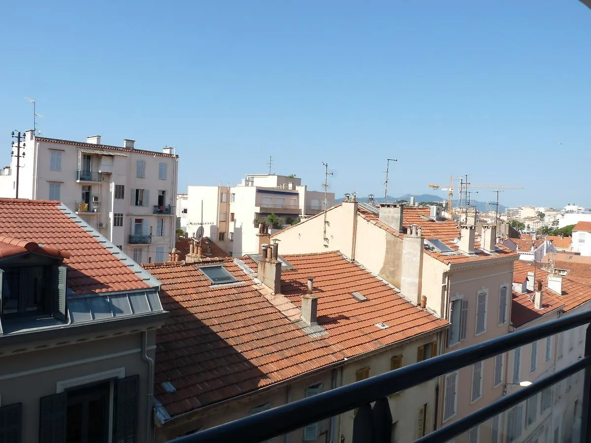 One Bedroom Apartment In Cannes Very Close To The Palais With A Private Balcony And Aircon 961