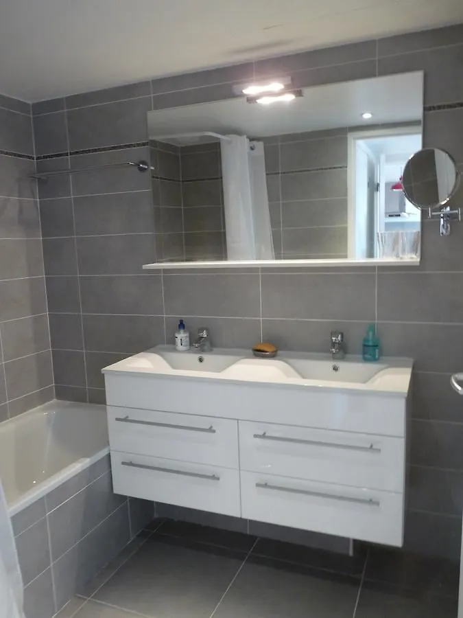 One Bedroom Apartment In Cannes Very Close To The Palais With A Private Balcony And Aircon 961