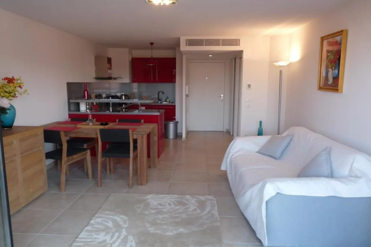 One Bedroom Apartment In Cannes Very Close To The Palais With A Private Balcony And Aircon 961